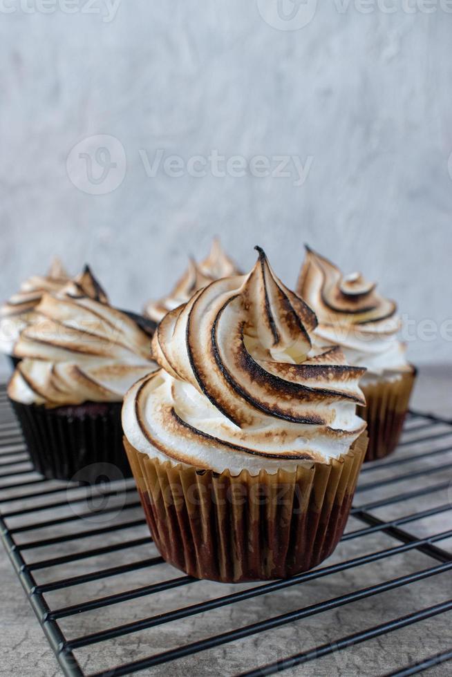 cupcakes med rostade marängvirveltoppar foto