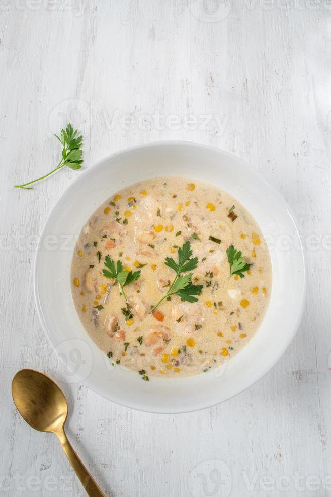 krämig skaldjur chowder soppa med majs och persilja platt låg foto
