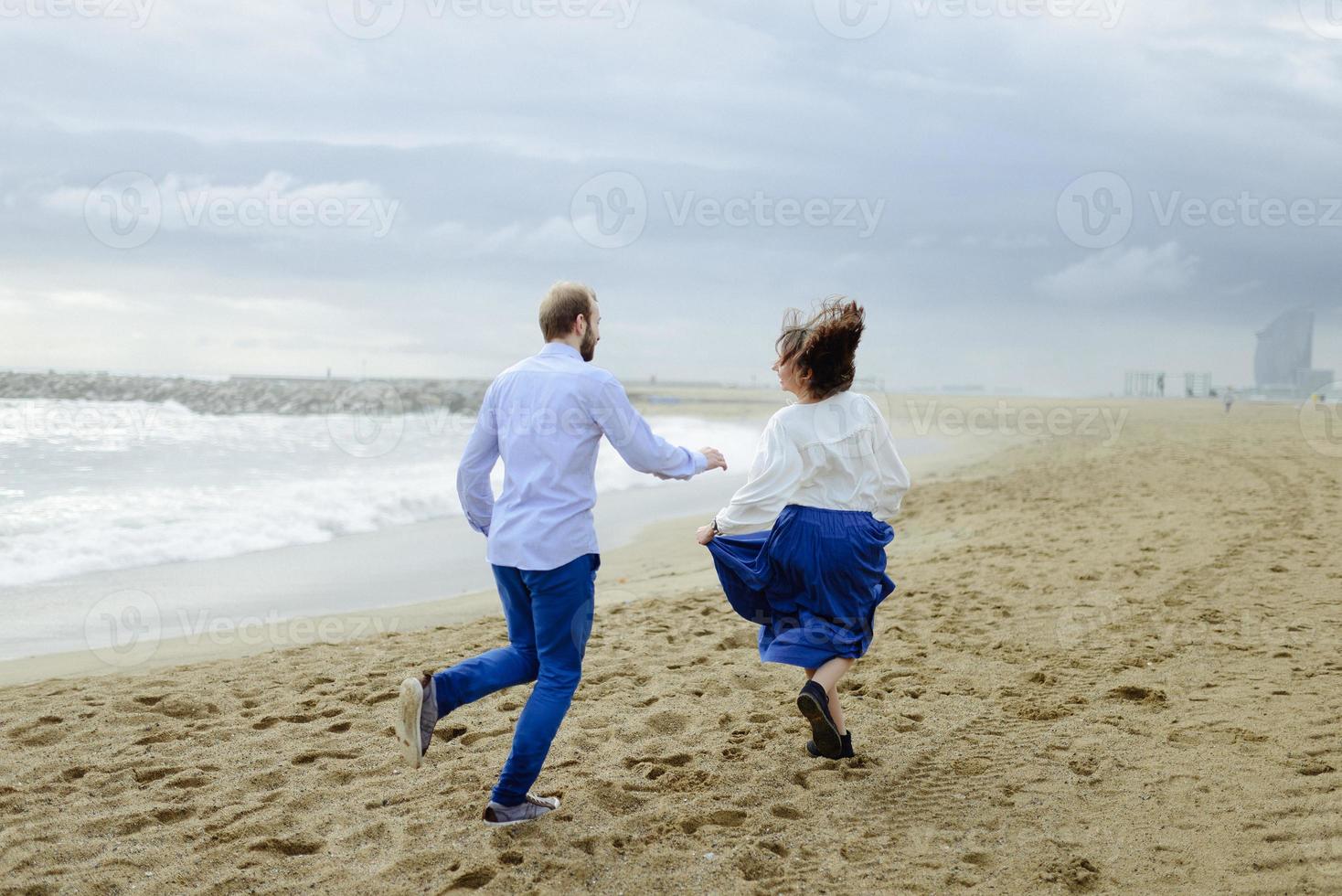 ett älskande par, man och kvinna som njuter av sommarlovet på en tropisk paradisstrand med klart havsvatten och natursköna foto