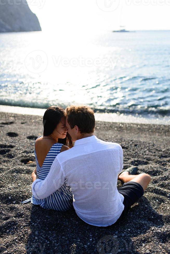 unga vackra par kysser på havet bakgrund. foto