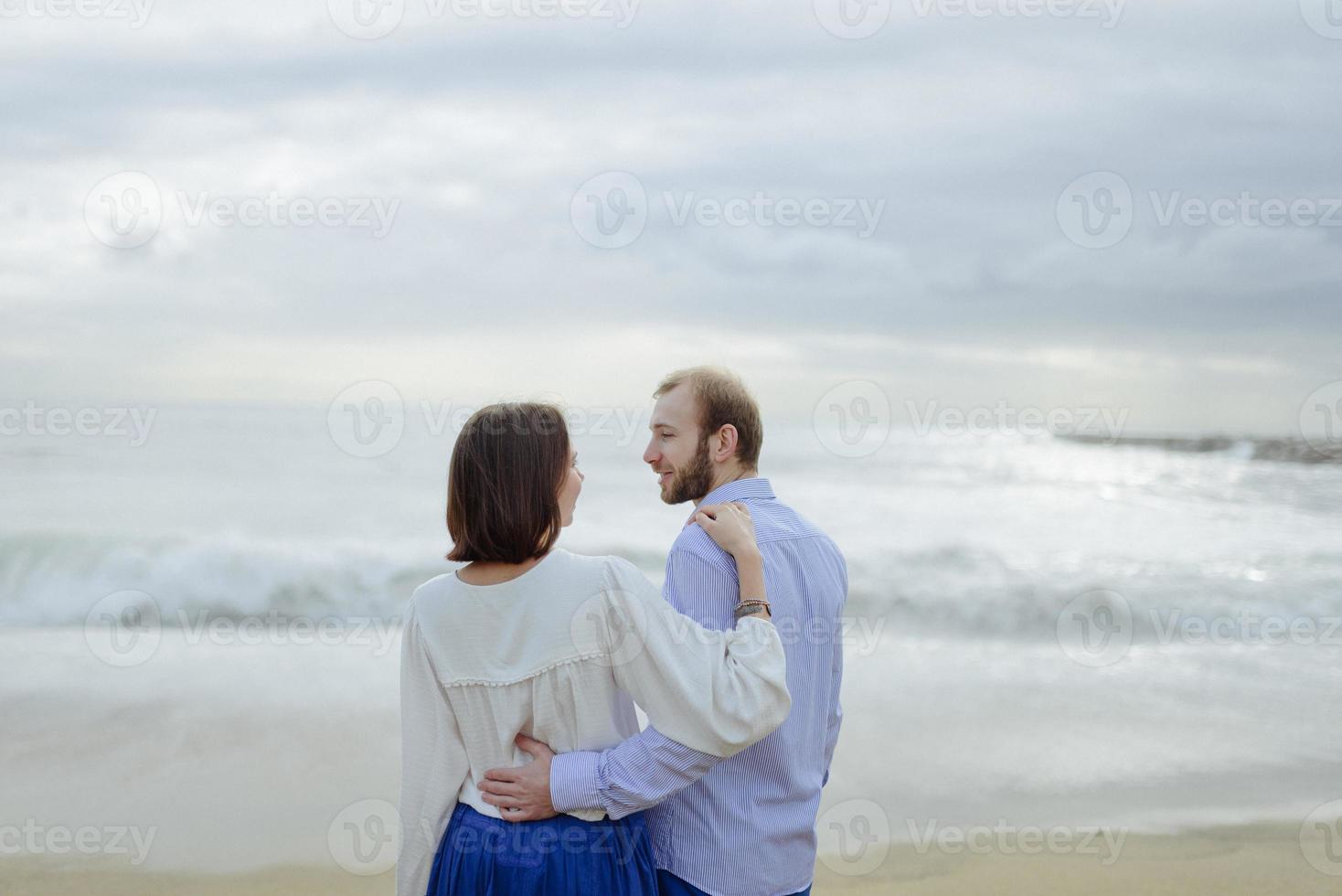 ett älskande par, man och kvinna som njuter av sommarlovet på en tropisk paradisstrand med klart havsvatten och natursköna foto