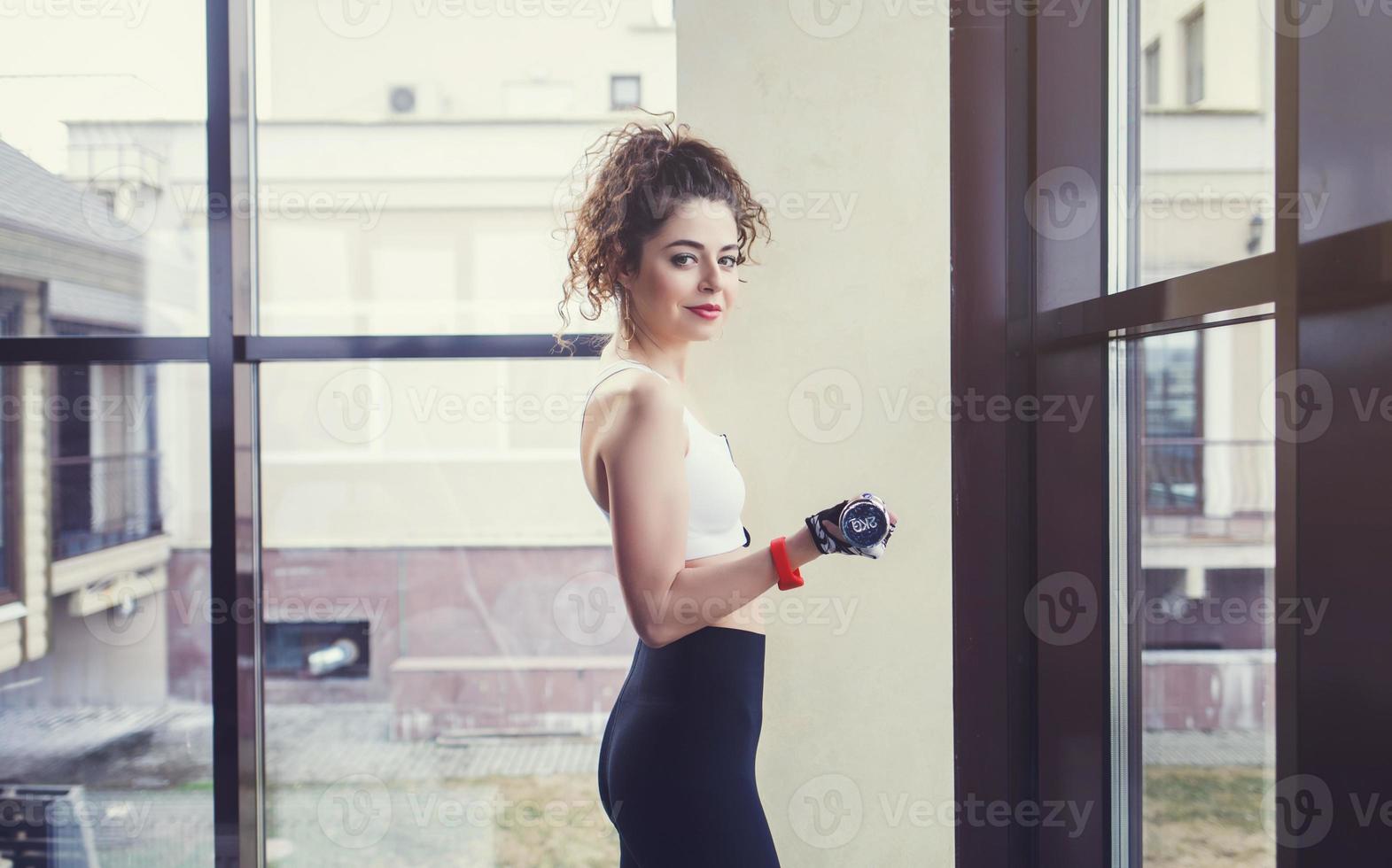 sportig ung kvinna med hantlar foto