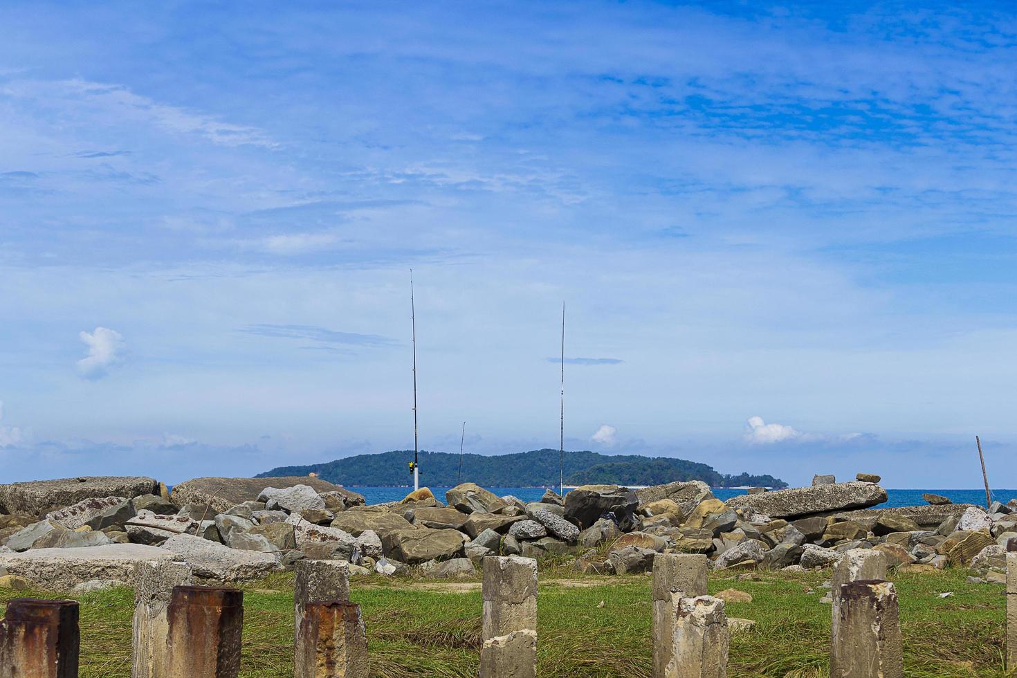 havsutsikt och fiskespö vid tanjung aru beach, kota kinabalu, sabah foto