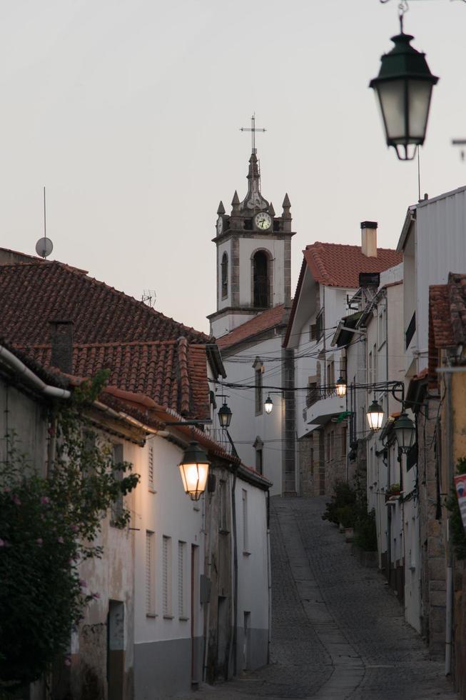 vacker stadsbild av belmonte vid solnedgången, en pittoresk stad med judiskt arv i östra portugal. foto