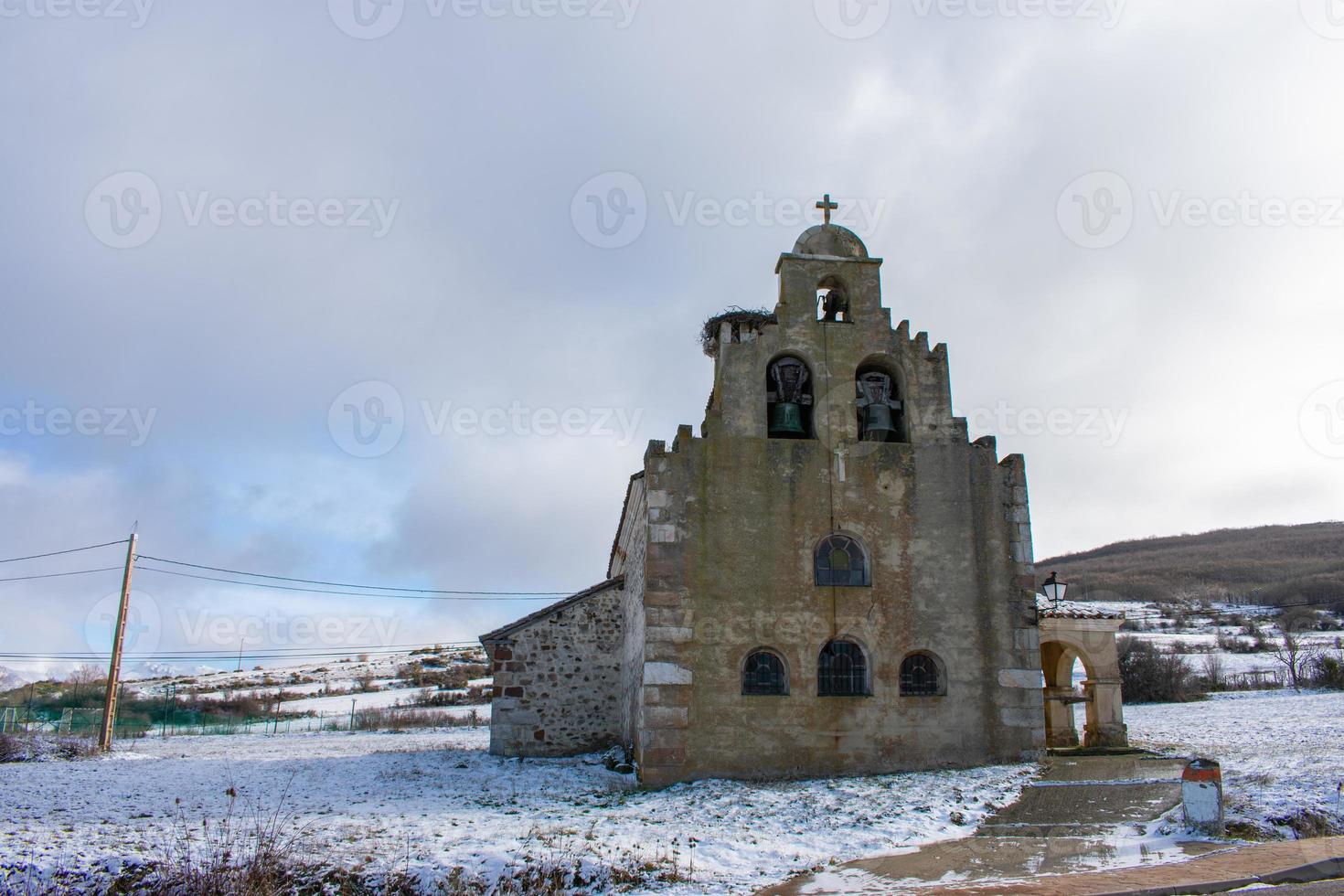 romansk kyrka i byn vanes i palencia - spanien foto