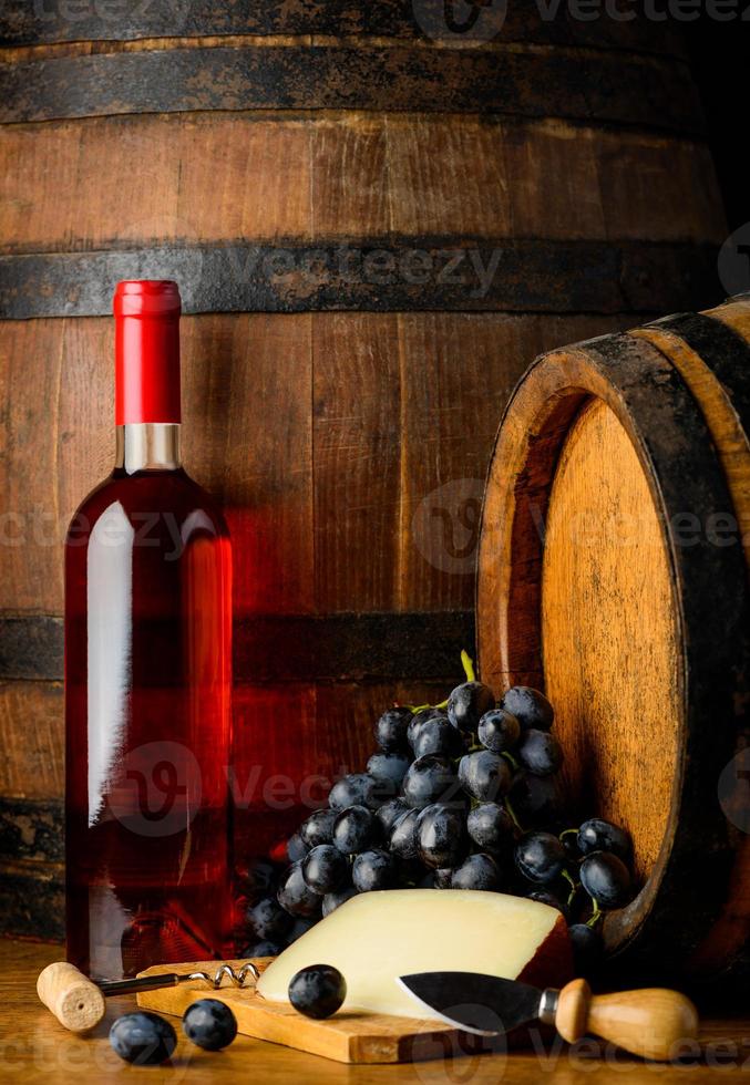 rosa vin bootle på trä bakgrund foto