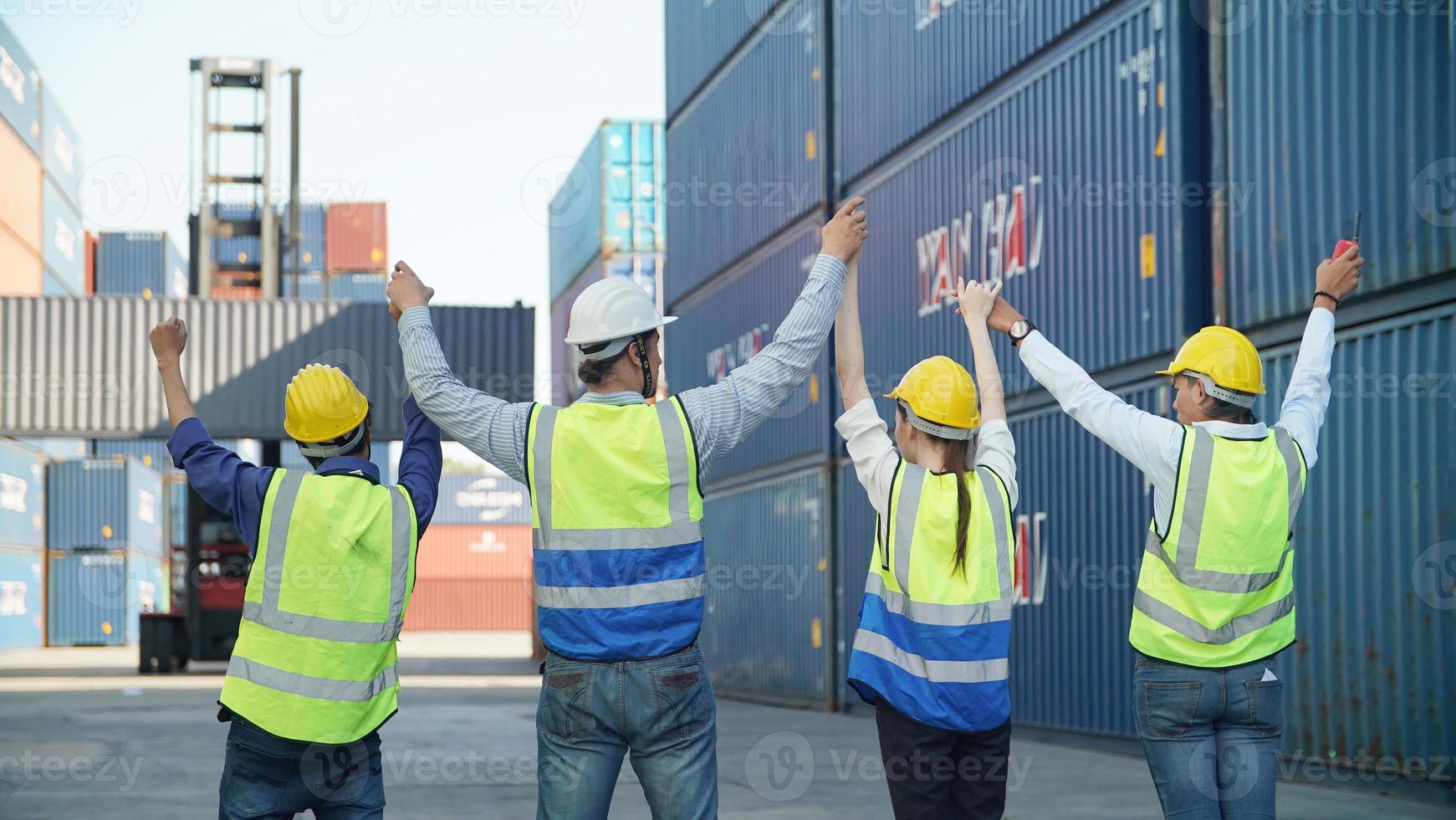 förman kontroll lastning containrar box från last fraktfartyg för import export. foto