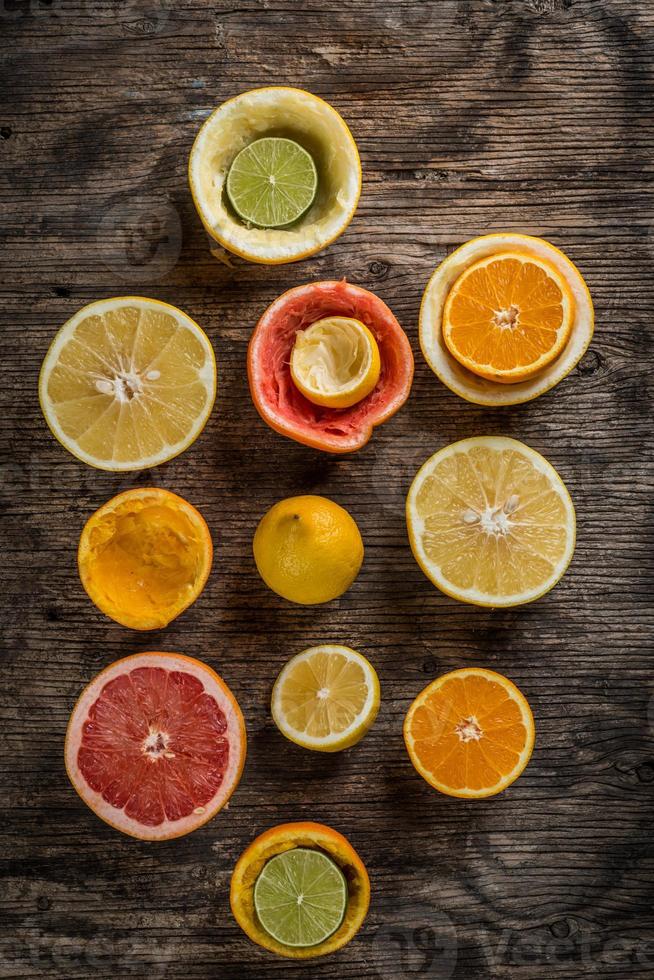 uppsättning skivade citrusfrukter foto
