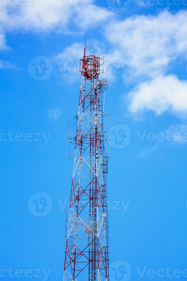 telekommunikationstorn och satellit på blå himmel foto