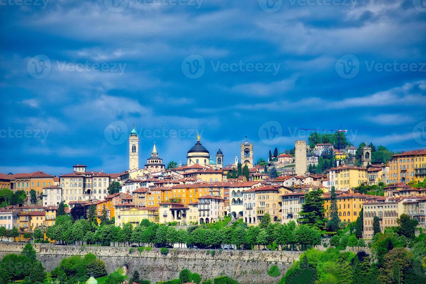 bergamo utsikt hög med venetianska väggar... foto