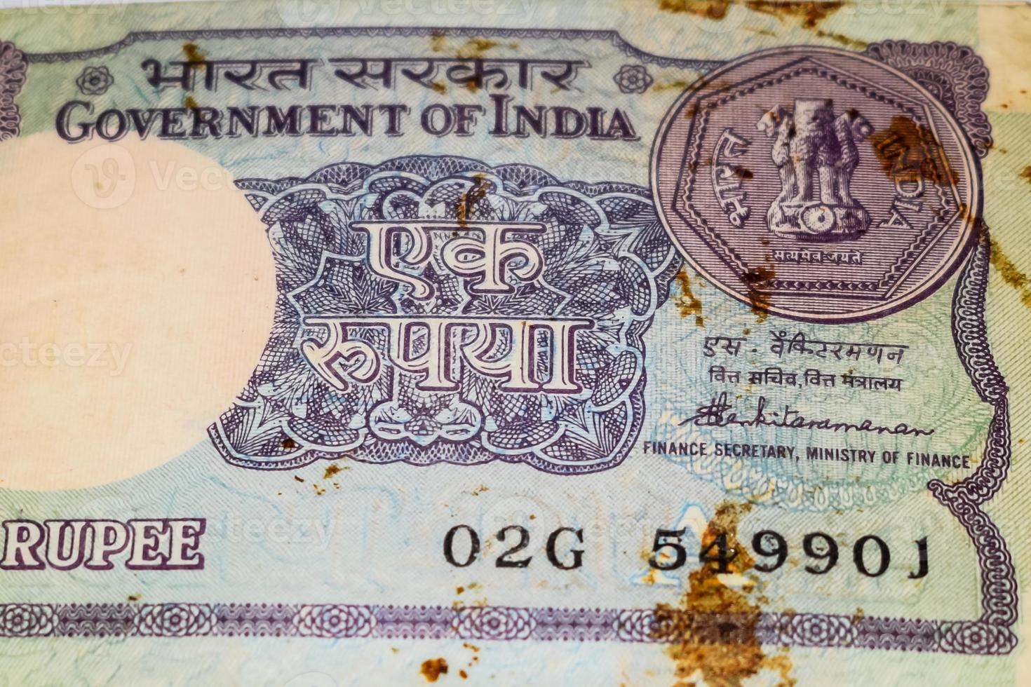 gamla en rupier sedlar kombinerade på bordet, Indien pengar på det roterande bordet. gamla indiska valutasedlar på ett roterande bord, indisk valuta på bordet foto