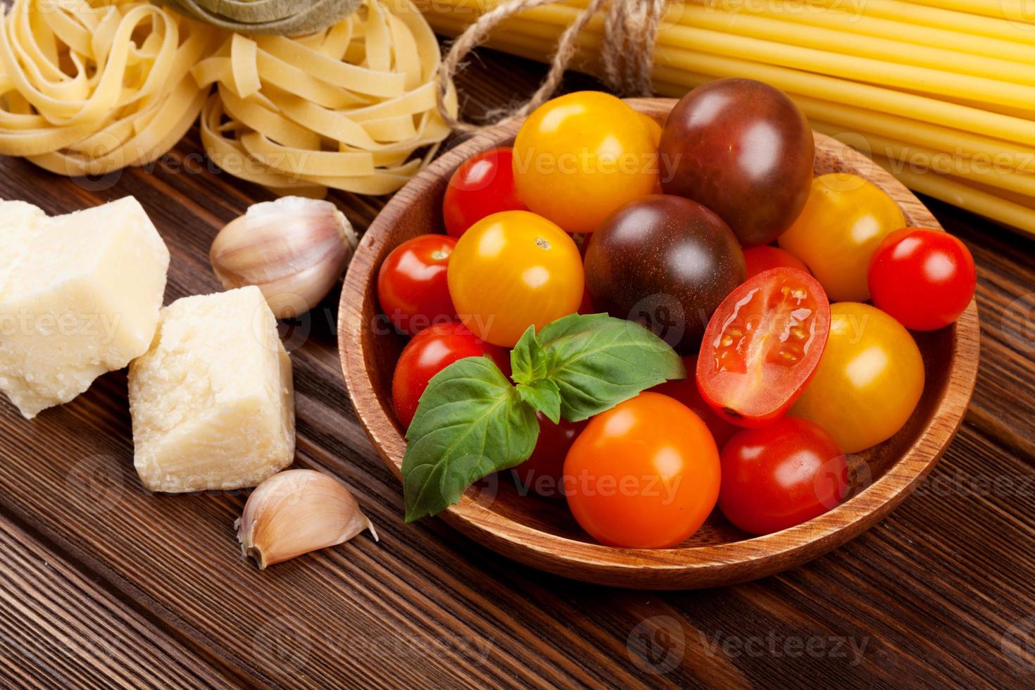 pasta, grönsaker, kryddor foto