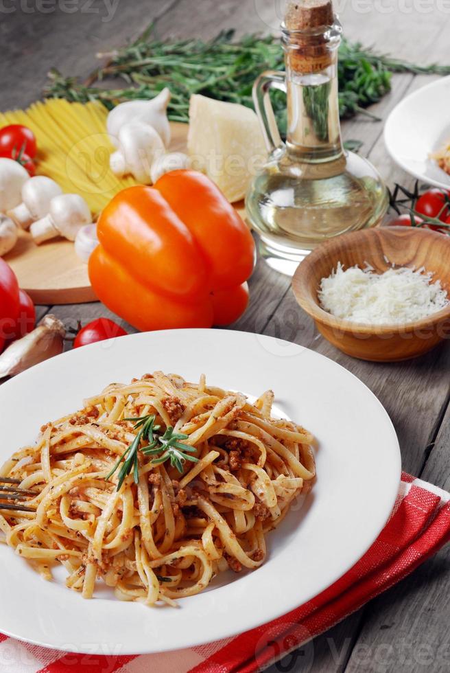 pasta bolognese på träbordet foto