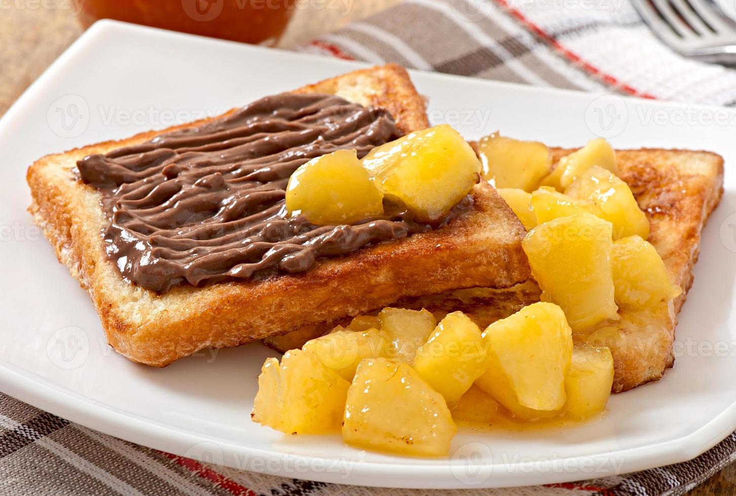 french toast med karamelliserade äpplen och chokladkräm till frukost foto