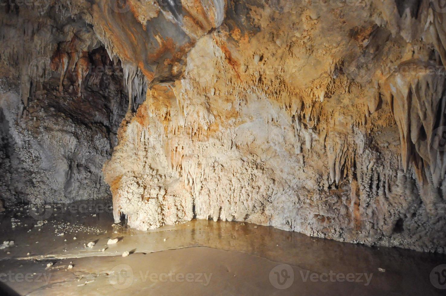 grotte di toirano som betyder toirano-grottor är ett karstgrottsystem foto