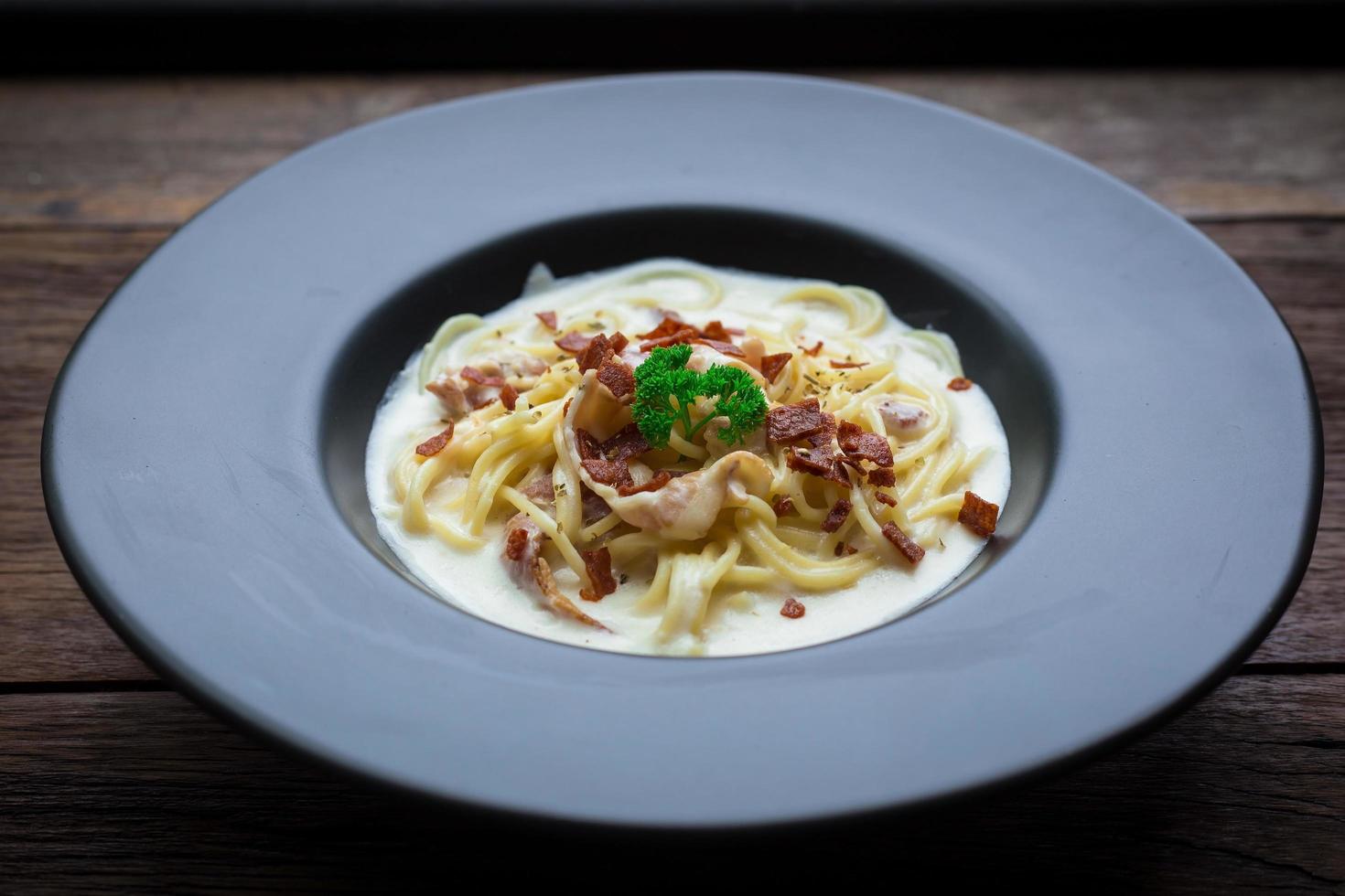 spaghetti carbonara med en vit sås foto