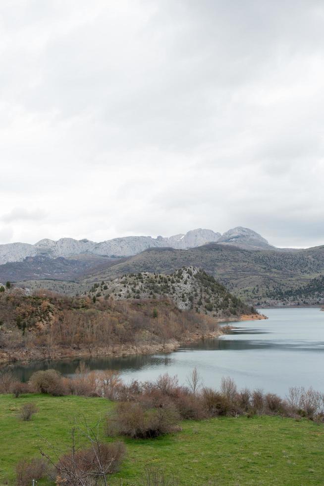 vertikal bild av ett vackert landskap vid caldas de luna, leon. vattenreservoar och kullar. Spanien foto