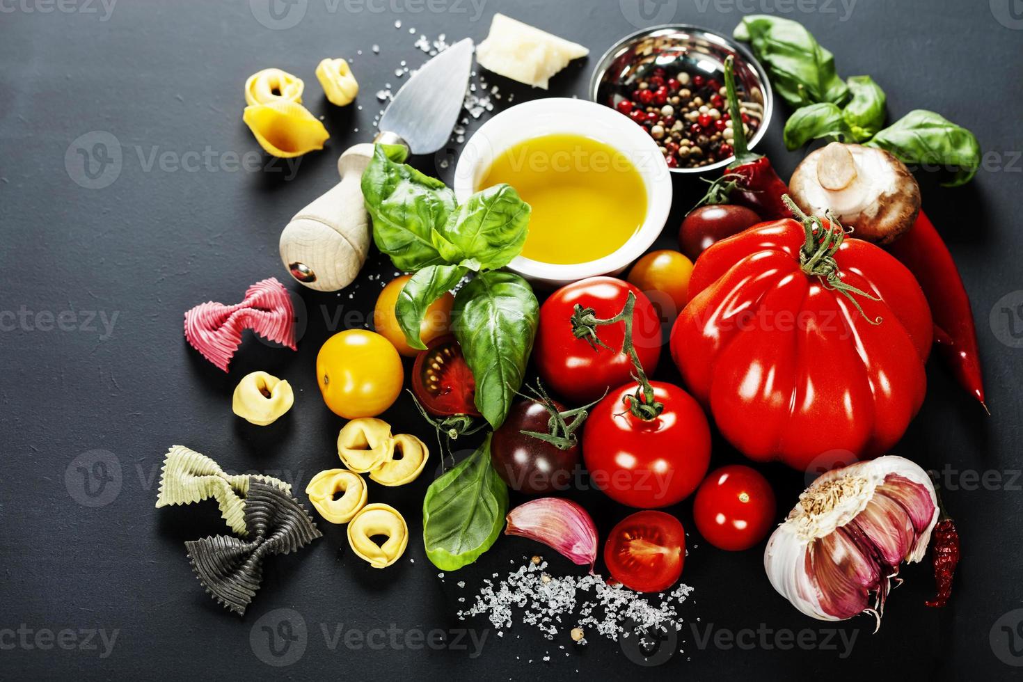 italienska ingredienser - pasta, grönsaker, kryddor, ost foto