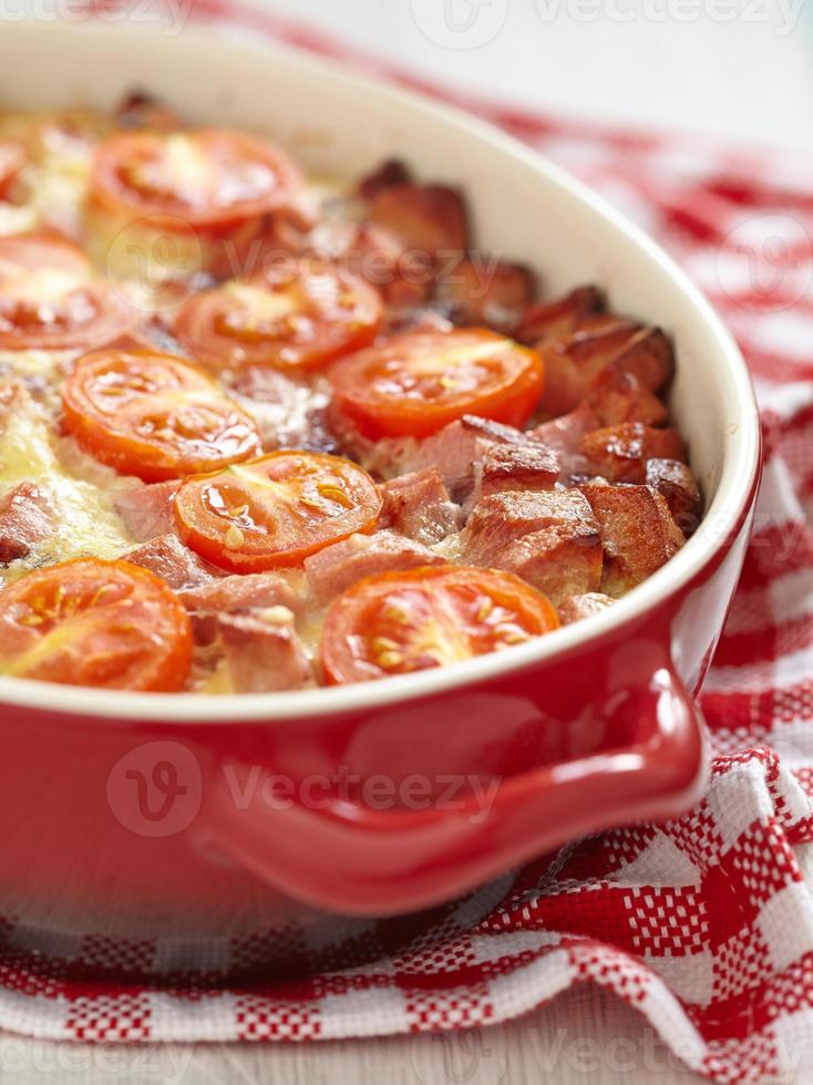 omelett med tomat och korv foto