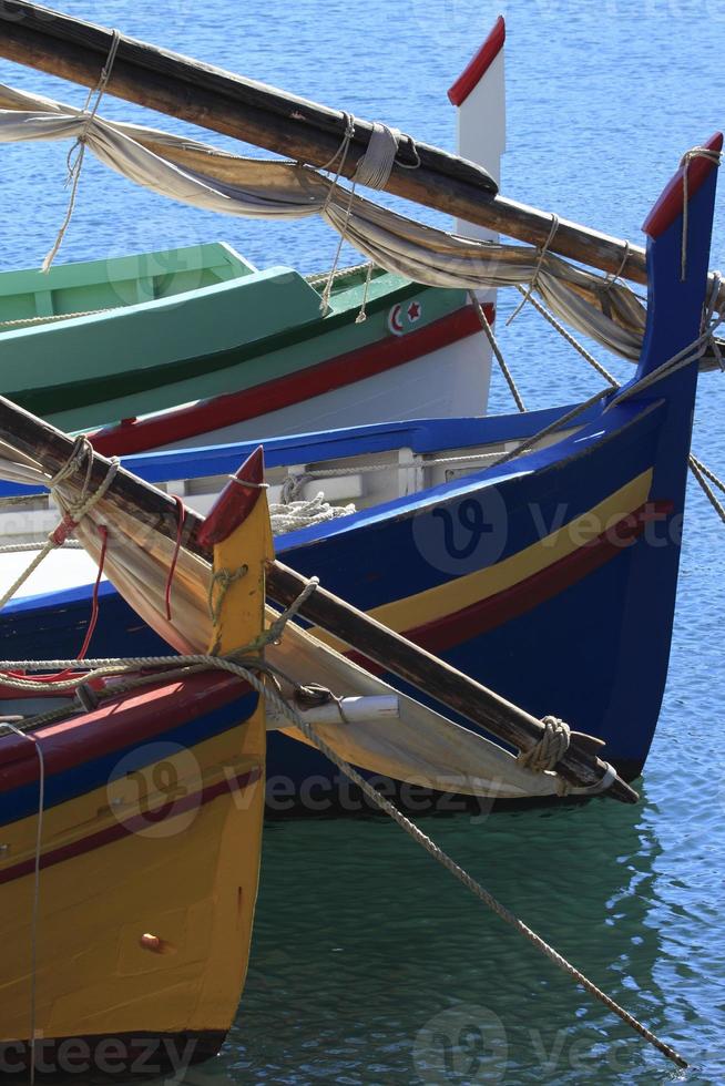 proues - barques catalanes - collioure, france foto
