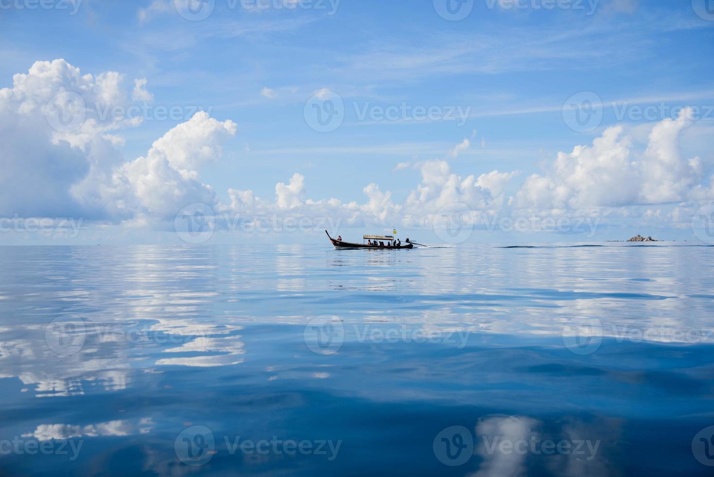 långsvansad båt på havet foto