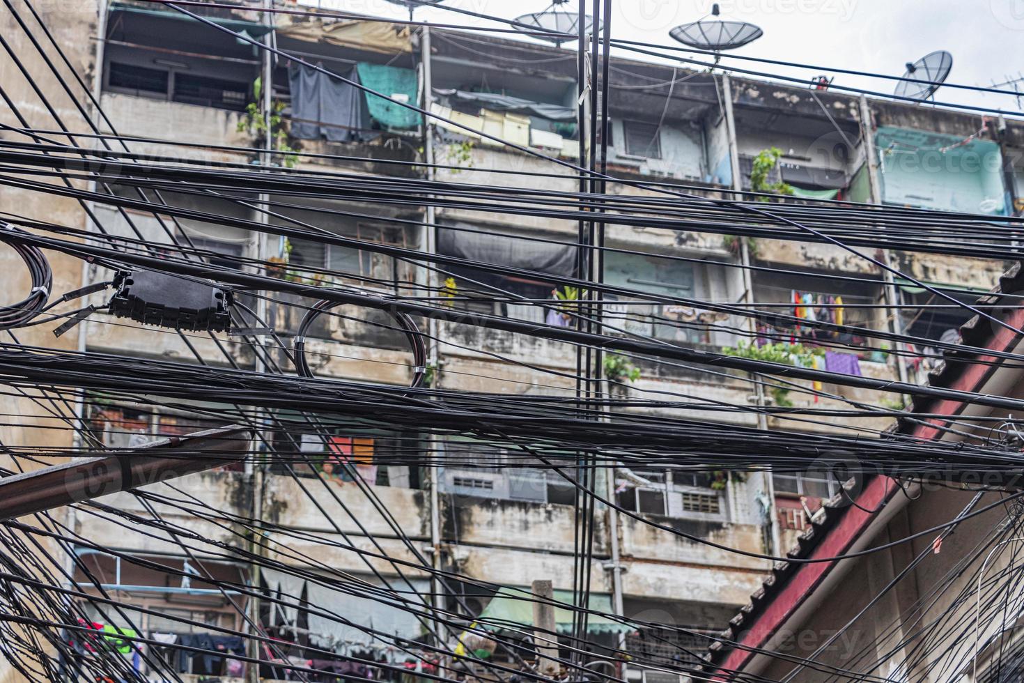 absolut kabelkaos på thailändsk elstolpe i bangkok thailand. foto