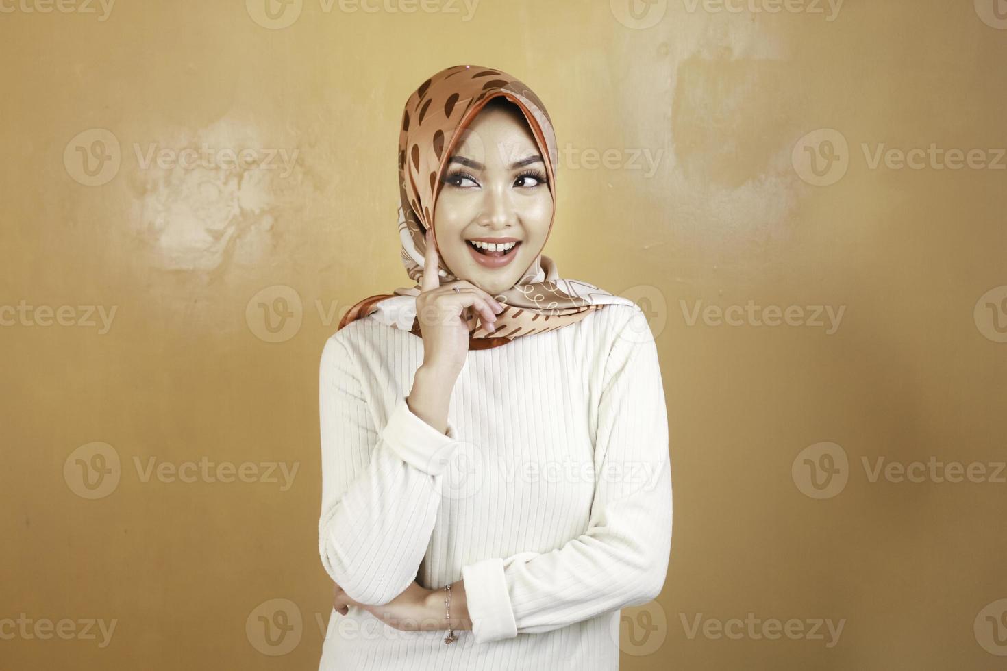 glad ung vacker asiatisk muslimsk kvinna leende. foto