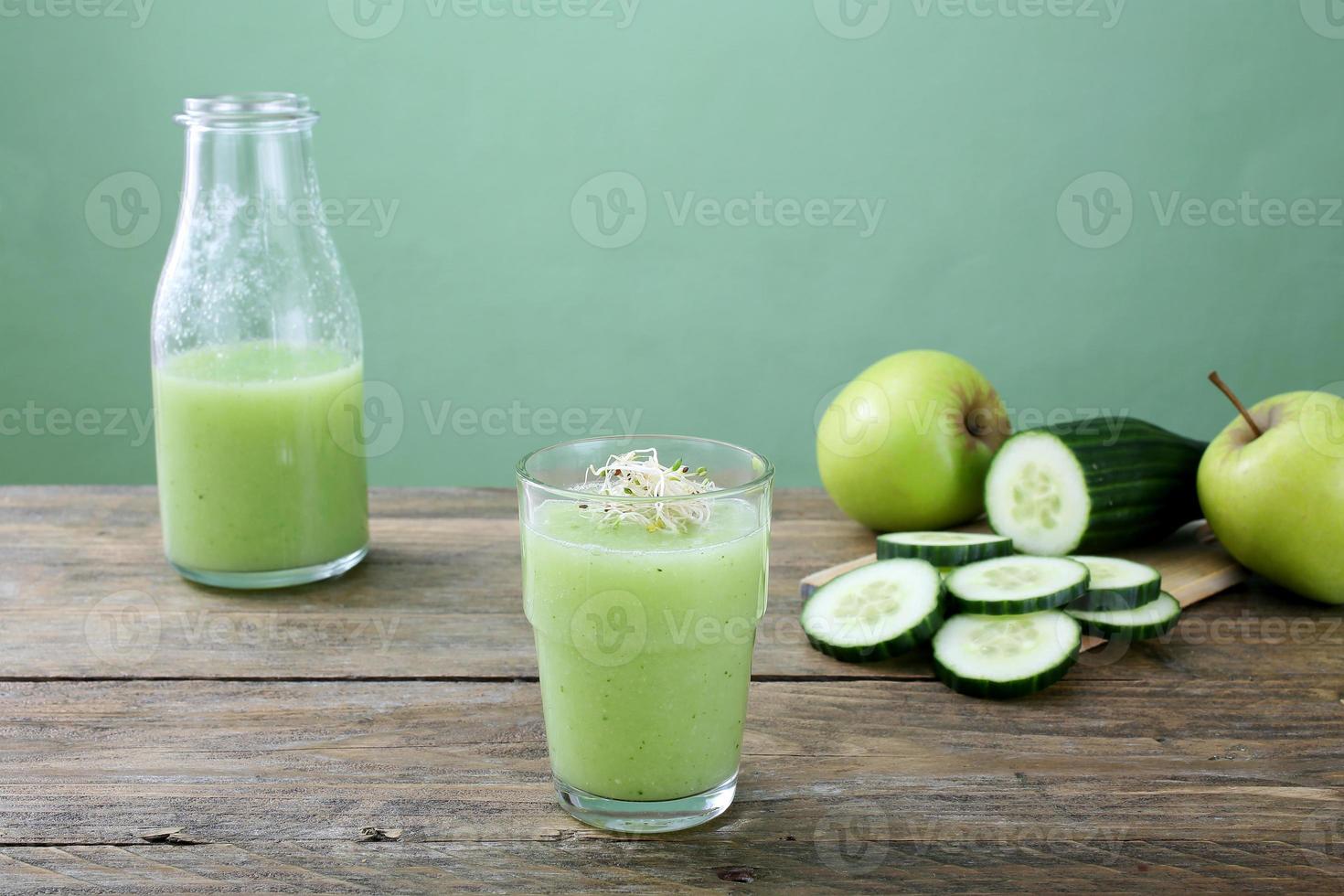 grönt smoothie äpple och gurka foto