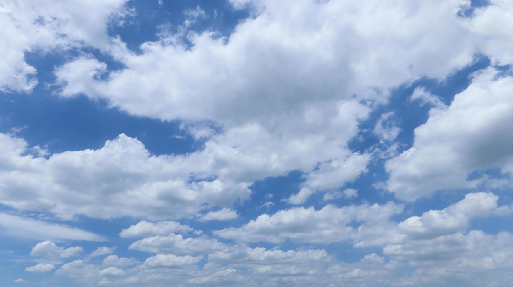 vita fluffiga moln med blå himmel på solig dag, vacker sommar molnig himmel bakgrund. foto