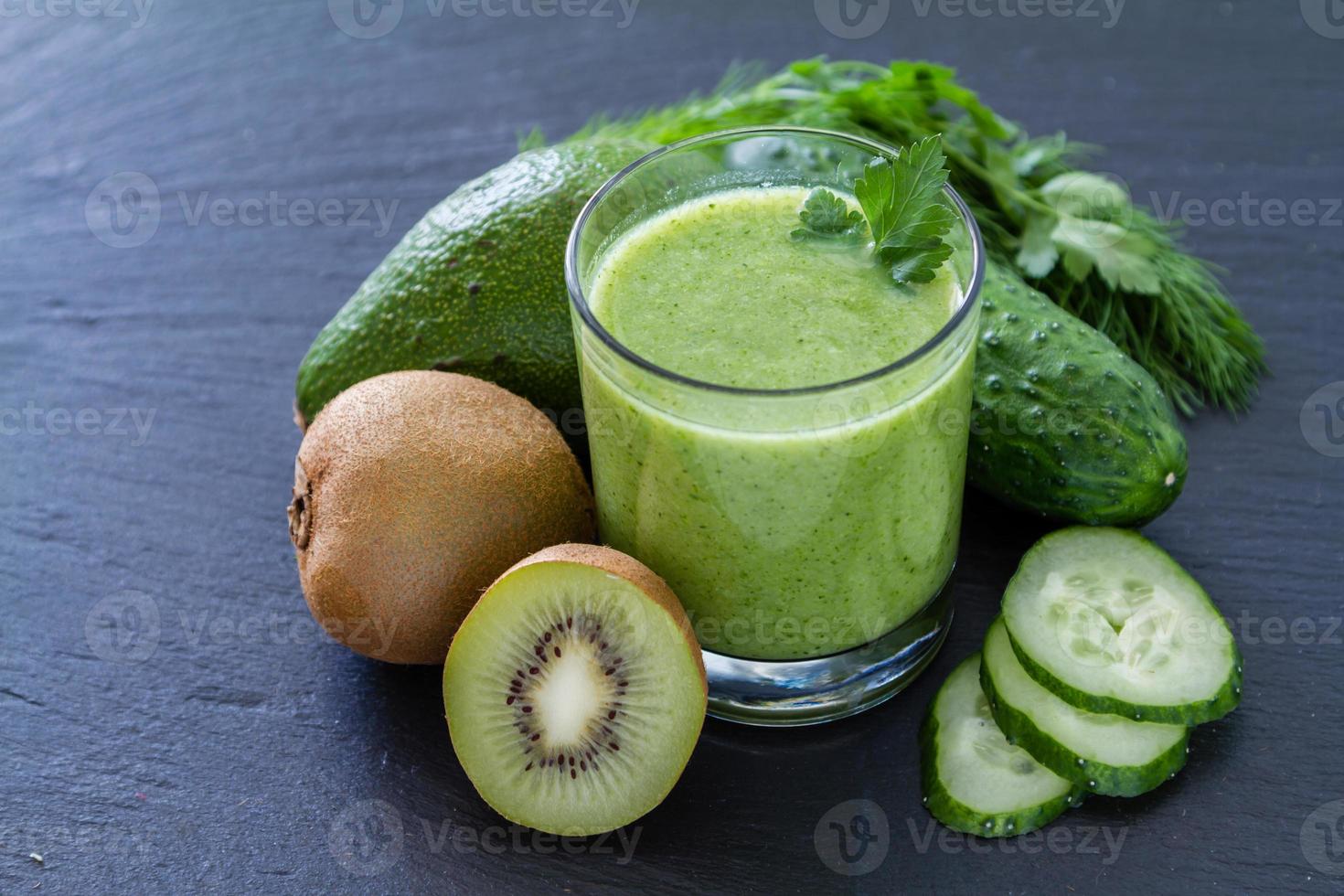 grön smoothie och ingredienser - avokado, äpple, gurka, kiwi, citron foto