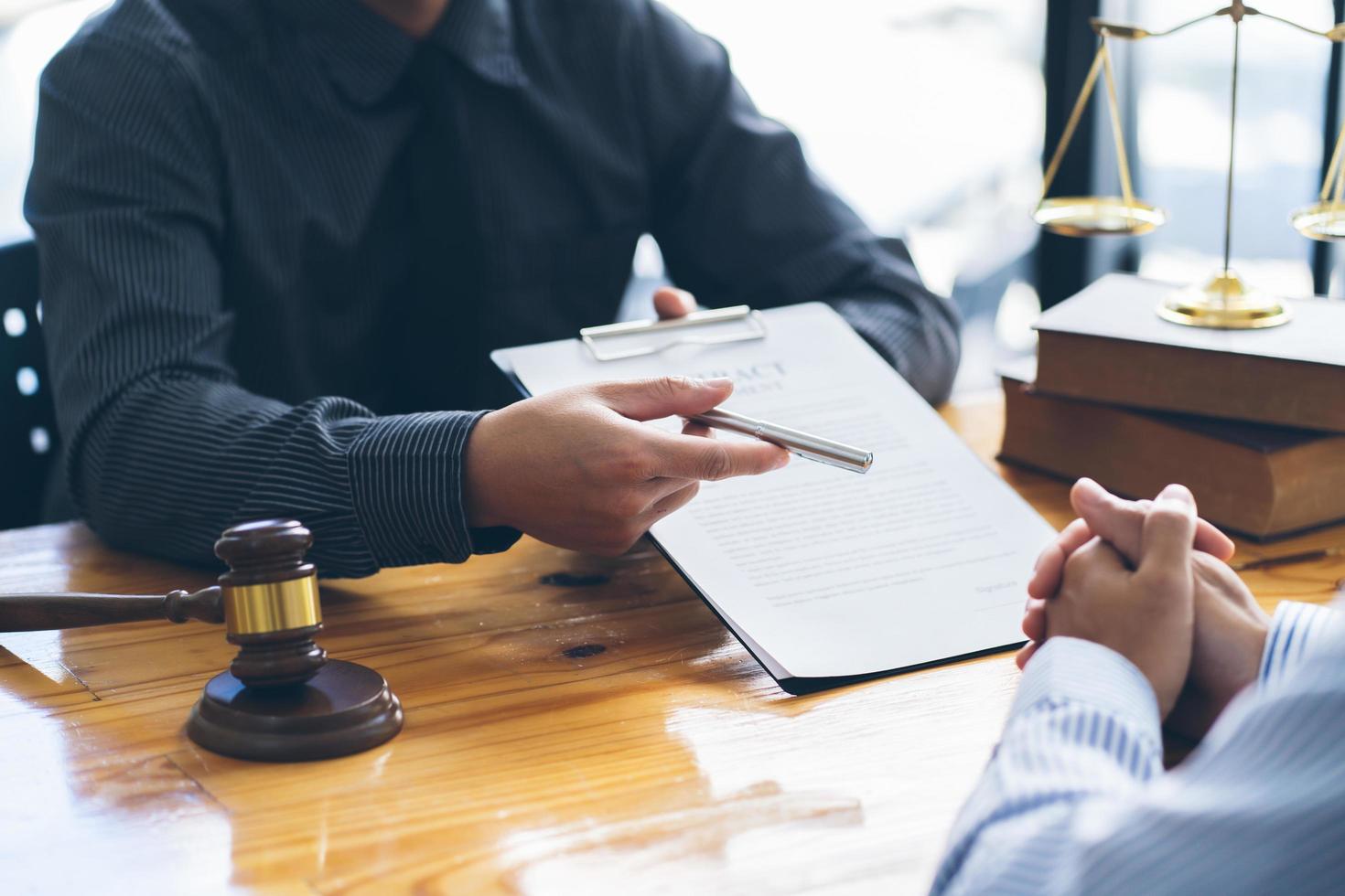 affärsman och manlig advokat eller domare konsulterar att ha teammöte med klient, juridik och juridiska tjänster koncept. foto