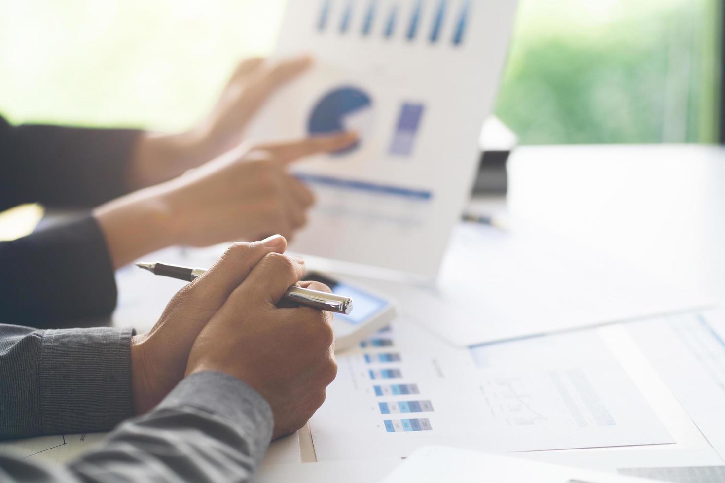 två affärsman investeringskonsult analysera företagets finansiella rapport balans arbetar med dokument grafer. koncept för marknadsplan, strategibrainstorming och teammöte. foto