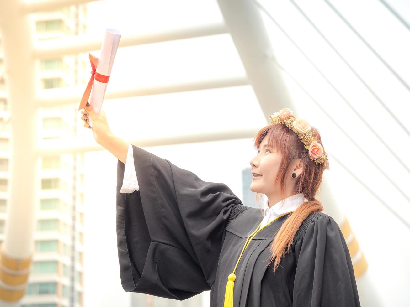 kvinna porträtt leende och glad på hennes examen dag foto
