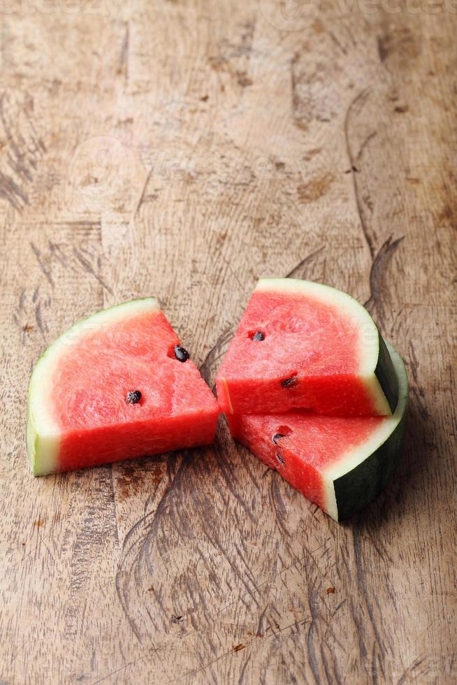 färsk vattenmelon på träbakgrund foto