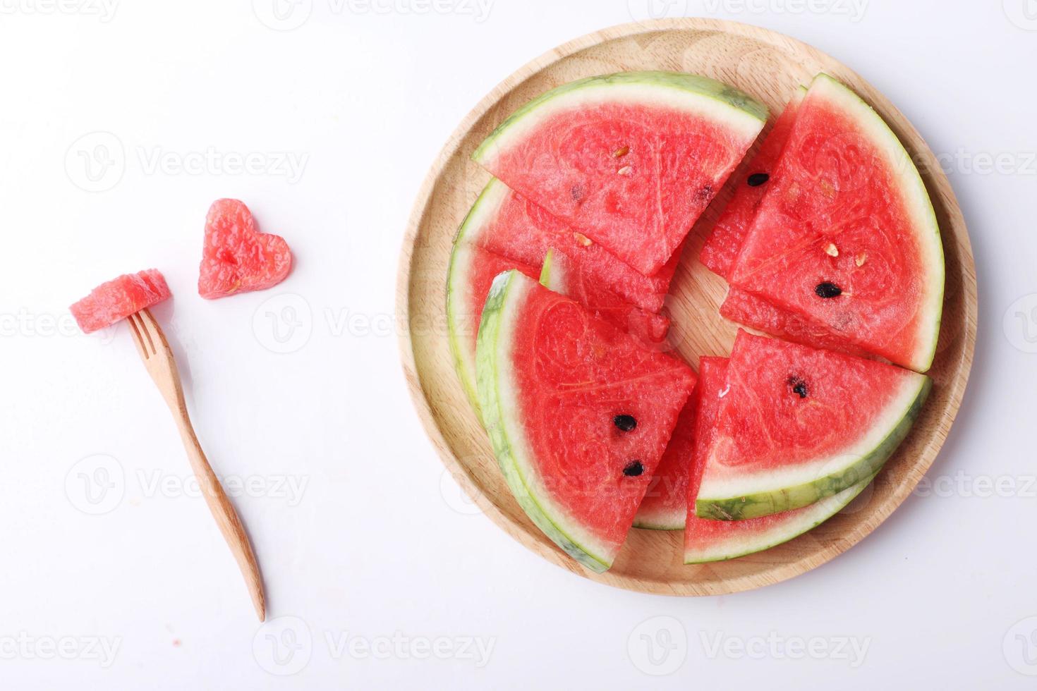 bitar av vattenmelon med hjärtaform med copyspace foto