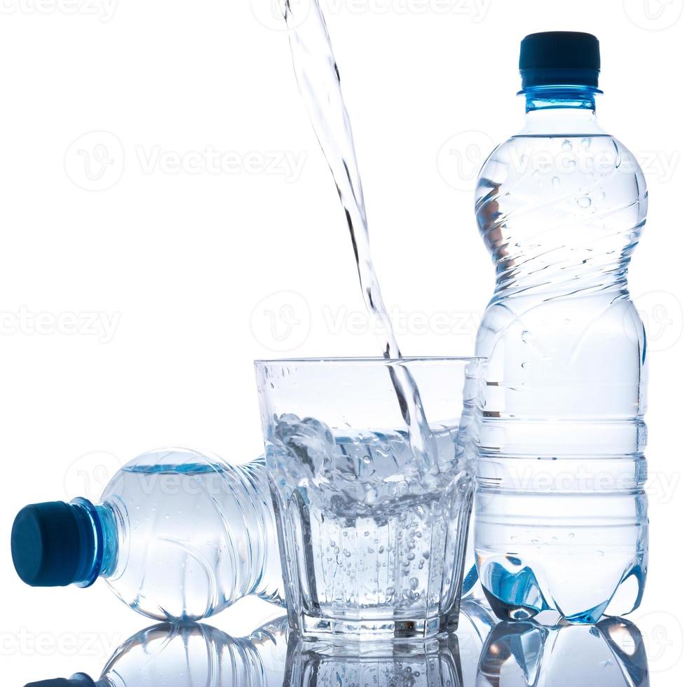 glas och flaskor med färskvatten foto