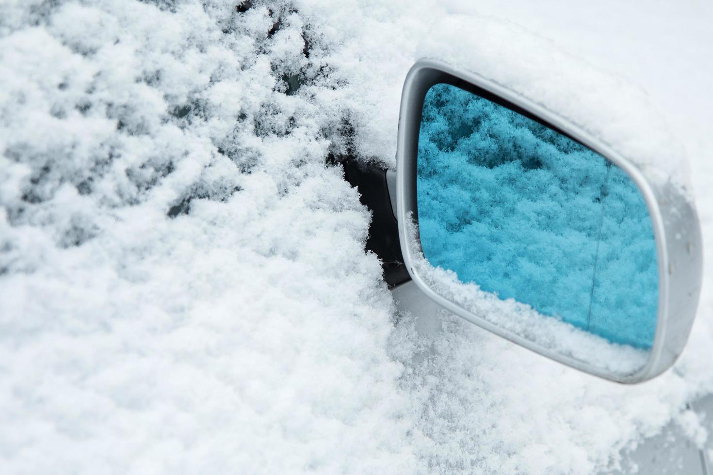 bilspegel och snö foto