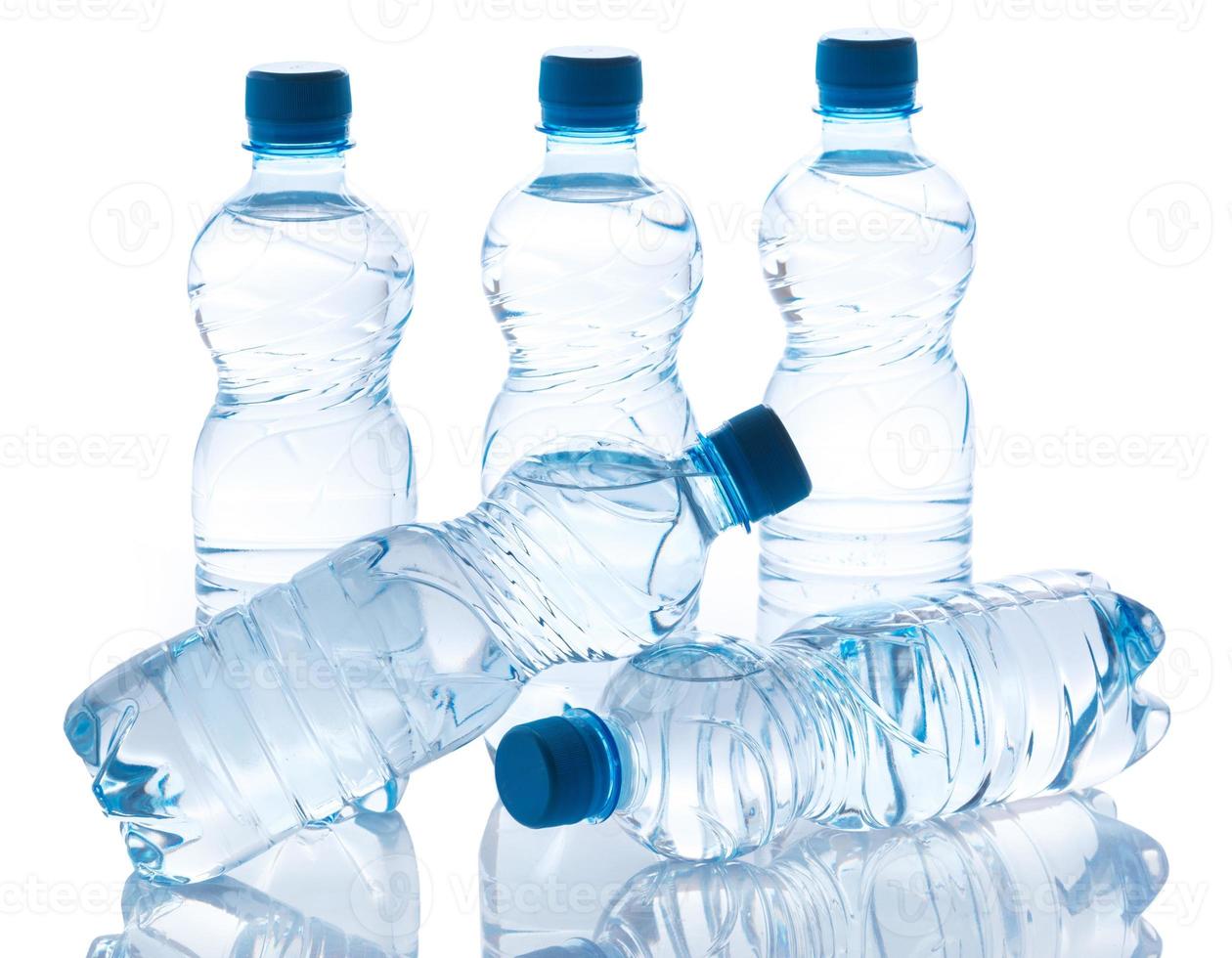 flaskor med vatten foto