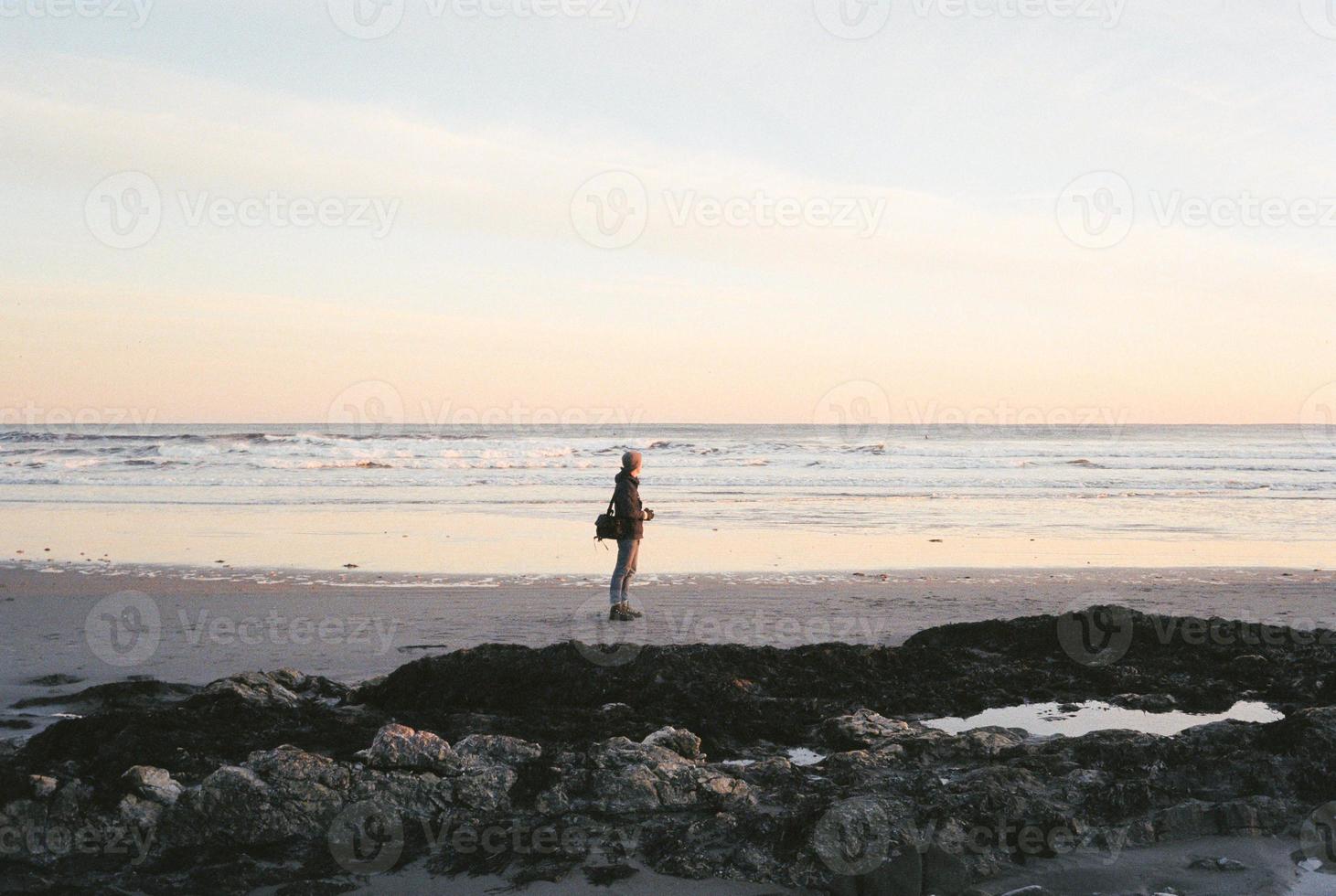 person på stranden foto