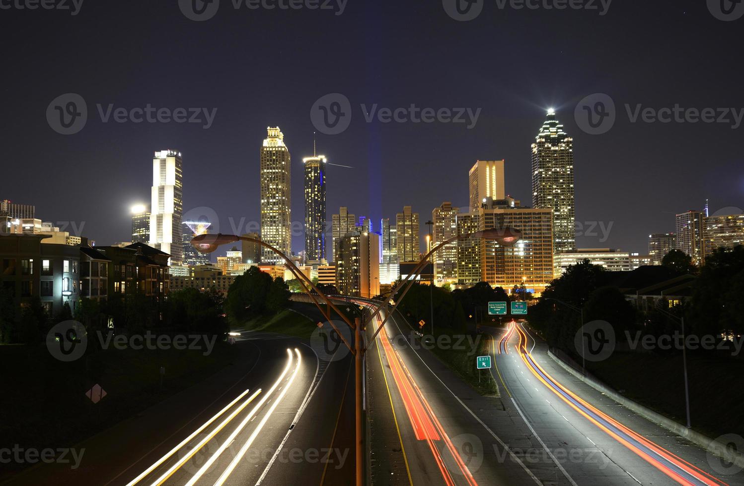 natt trafik i Atlanta, Georgia, USA foto