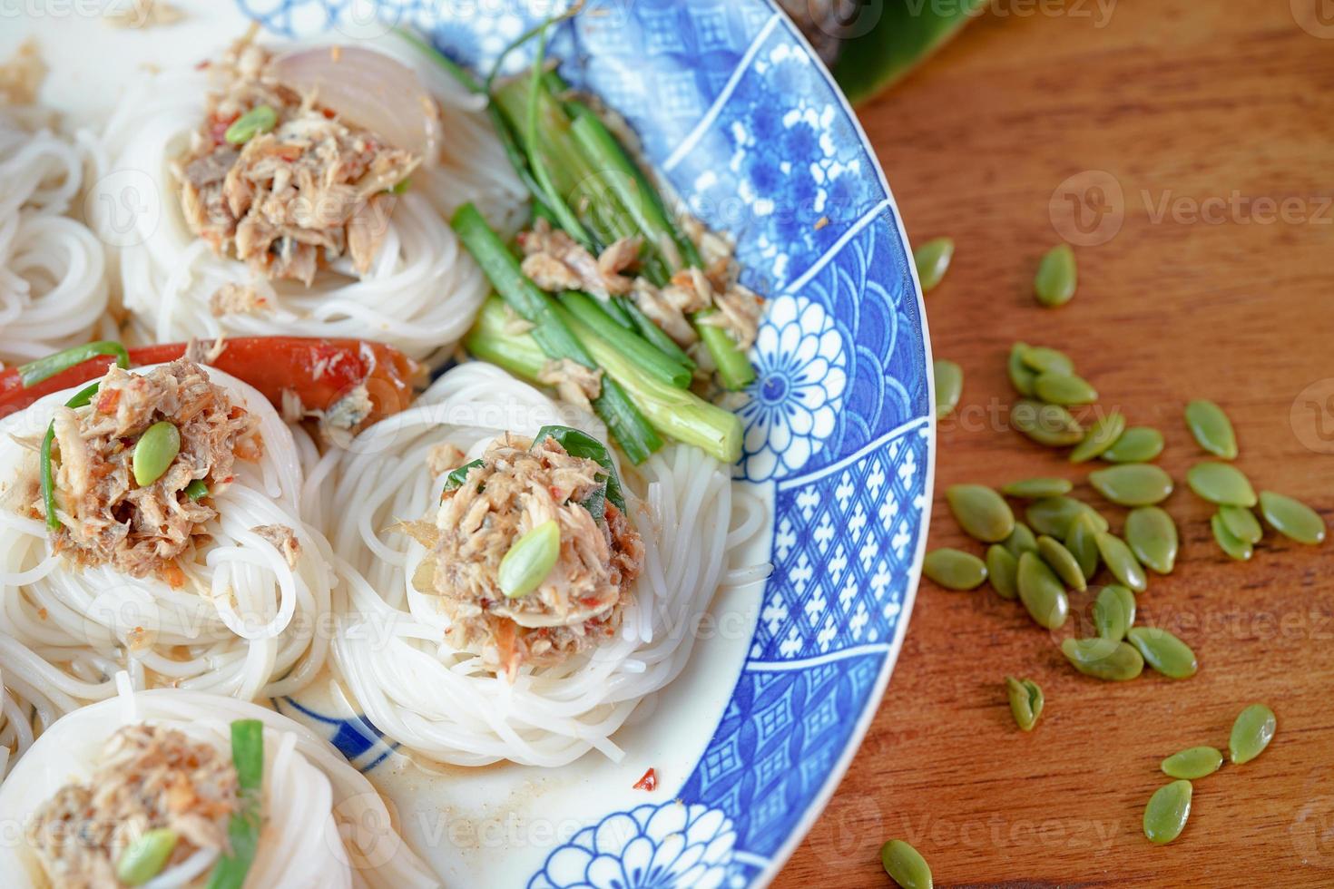 kanom jeen nam ya , nudlar med fiskcurrysås foto