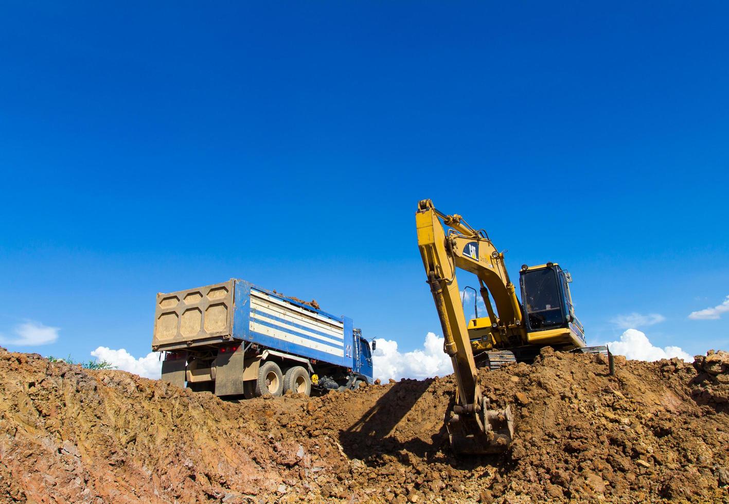 grävgrävning och lastbilar. foto