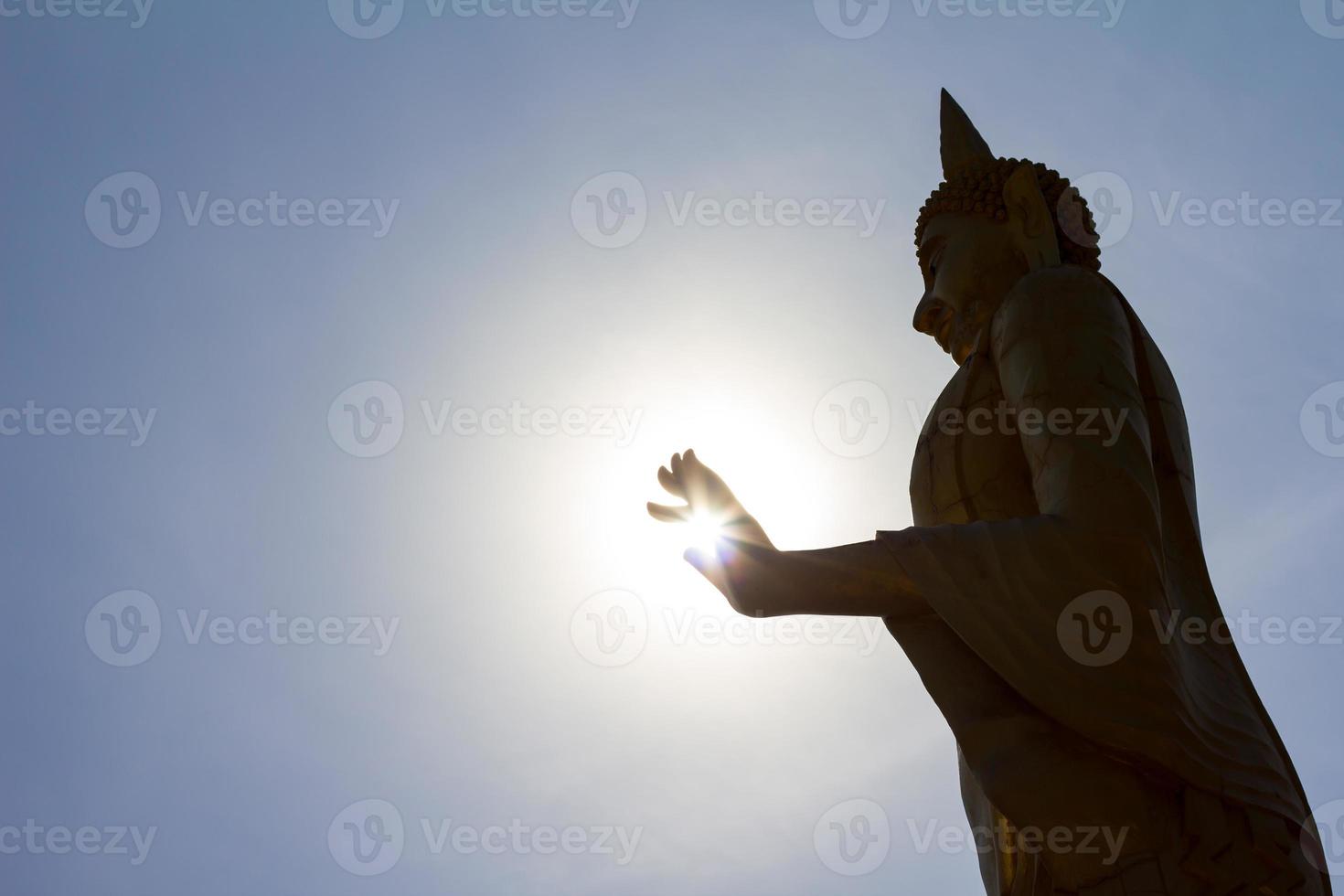 siluett stående buddha. foto