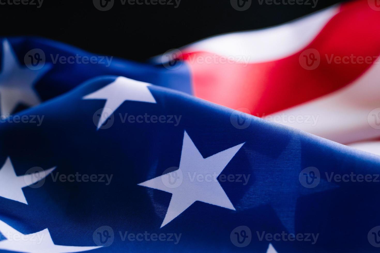 närbild av en amerikansk flagga. kultur i usa. koncept för självständighet, minnesdag eller arbetsdag. stjärnor och ränder. foto