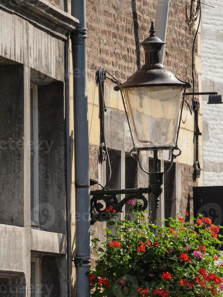 staden Maastricht vid floden Maas i Nederländerna foto