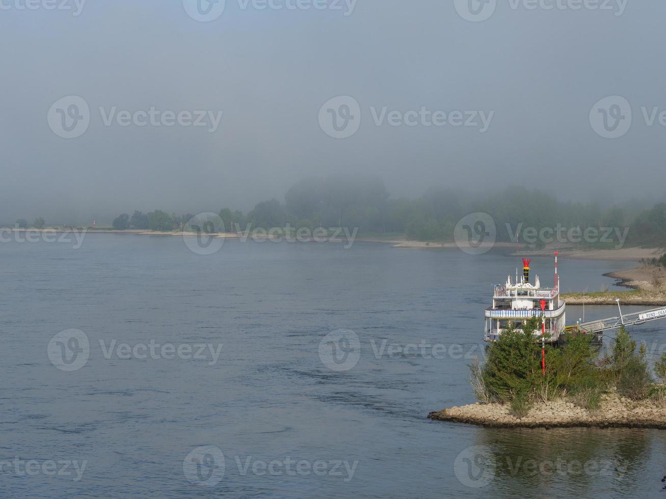 floden rhen nära wesel på morgonen foto