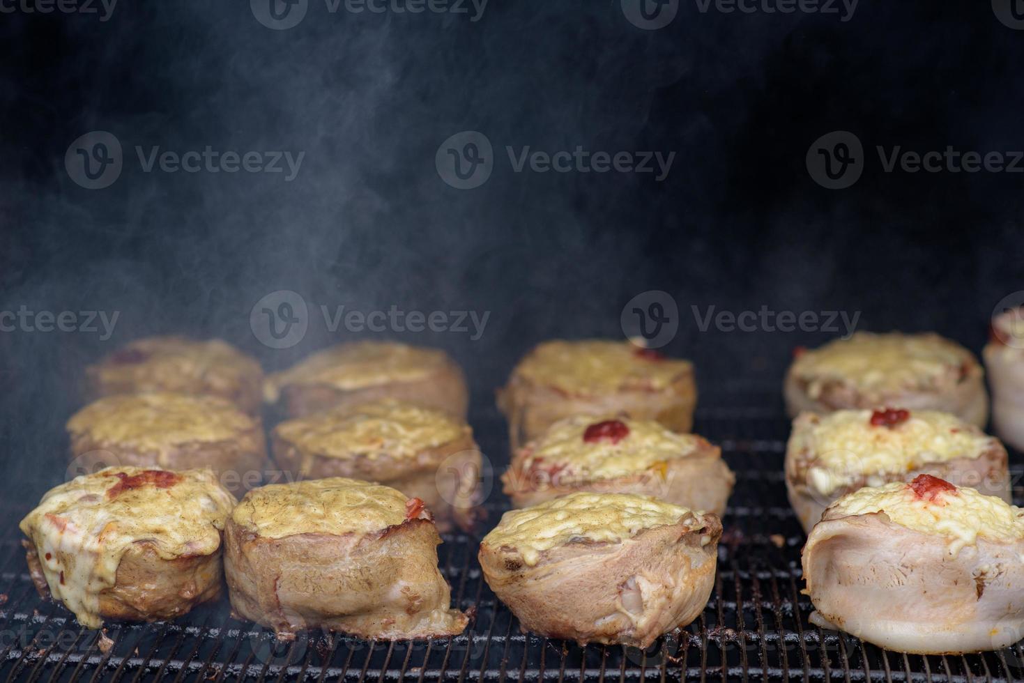 handgjorda hamburgerbiffar under gatumatfestivalen, rök medan du lagar mat. foto