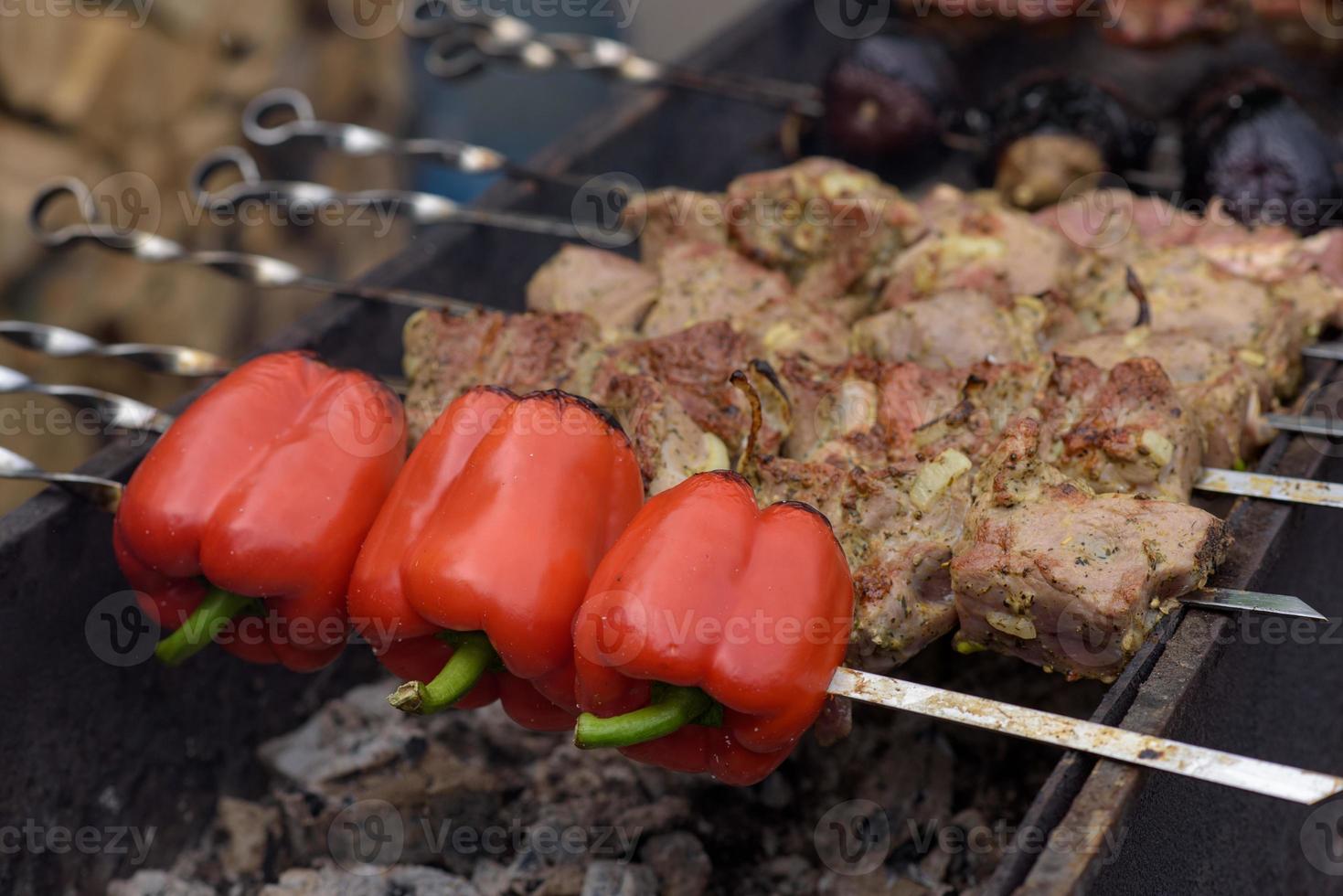 grillade köttspett på kolen, med rök. gatumat. foto