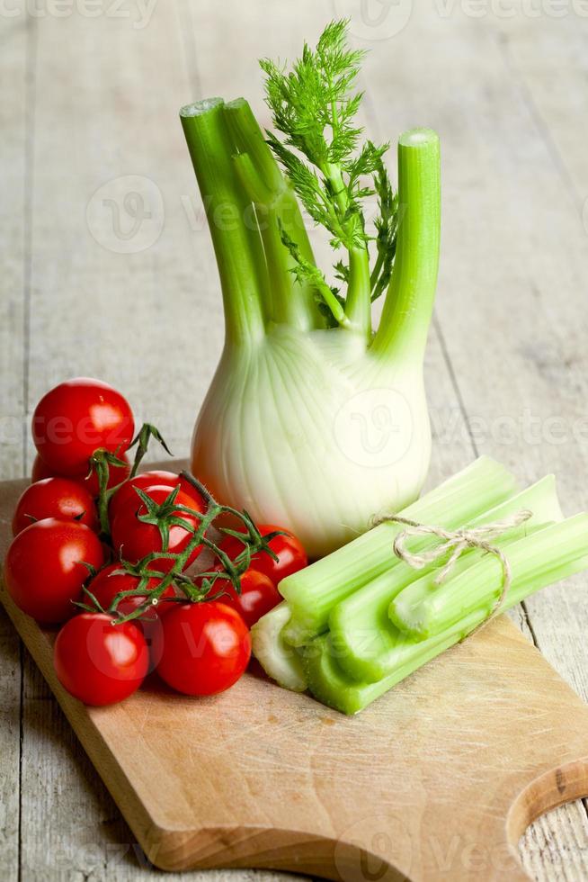 färsk organisk fänkål, selleri och tomater foto
