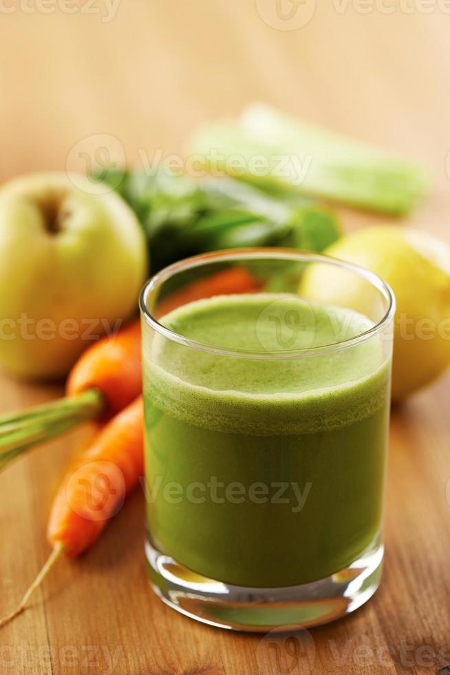 hemlagad vegansk grön juice foto